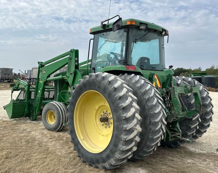 1995 John Deere 8200 MFWD tractor photo 2