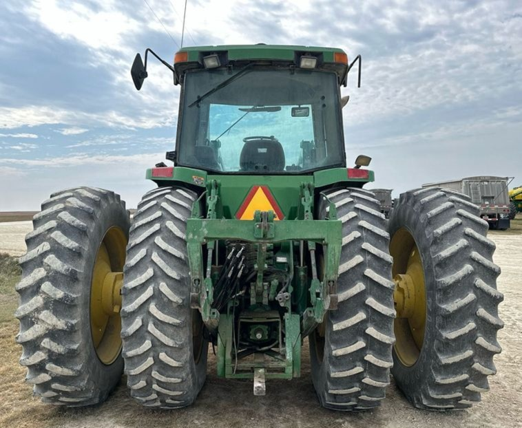 1995 John Deere 8200 MFWD tractor photo 3