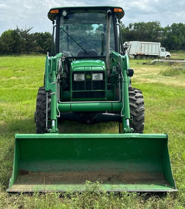 2004 John Deere 5520 MFWD tractor photo 2