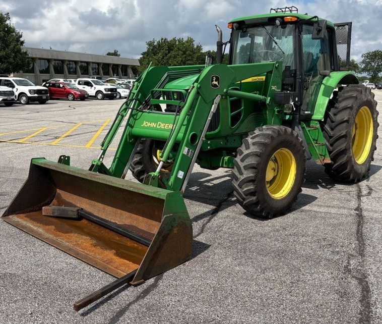 2012 John Deere 7130 MFWD tractor photo 3