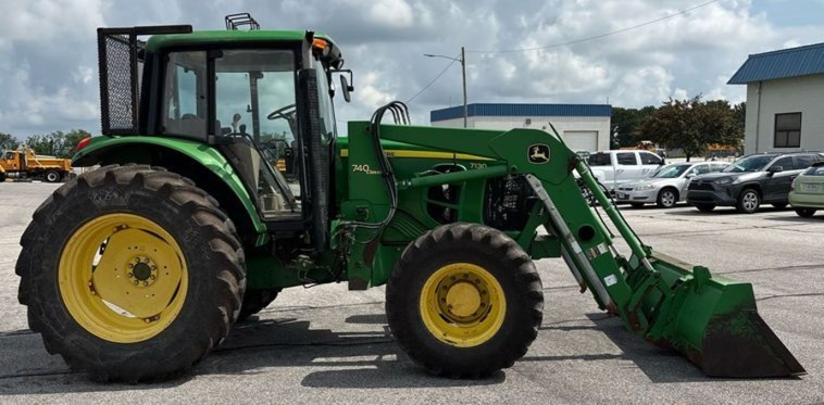 2012 John Deere 7130 MFWD tractor photo 4