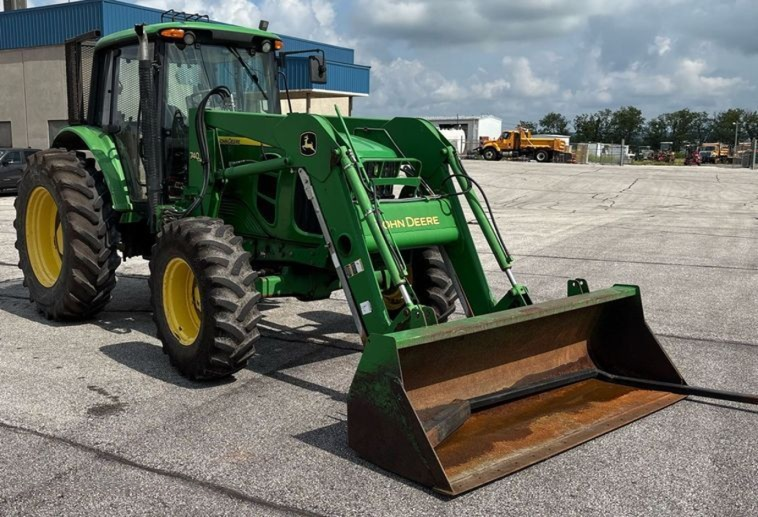 2012 John Deere 7130 MFWD tractor photo 5