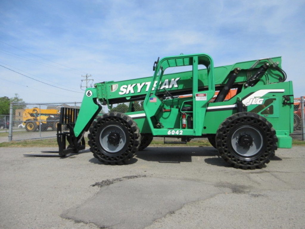 2014 SkyTrak 6042 Telehandler photo 2