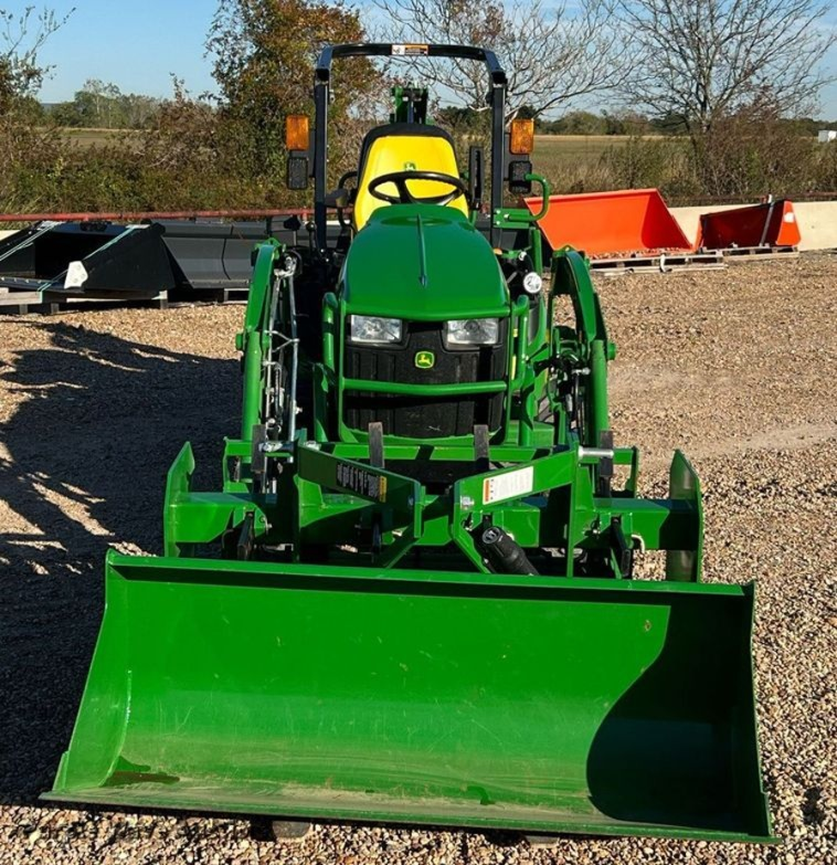2020 John Deere 1025R MFWD tractor photo 1