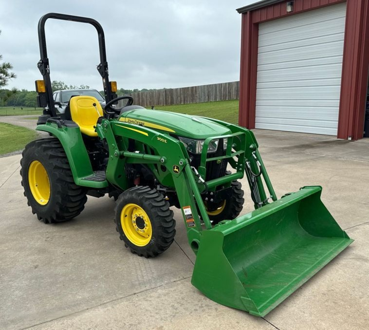 2022 John Deere 3032E MFWD tractor photo 2