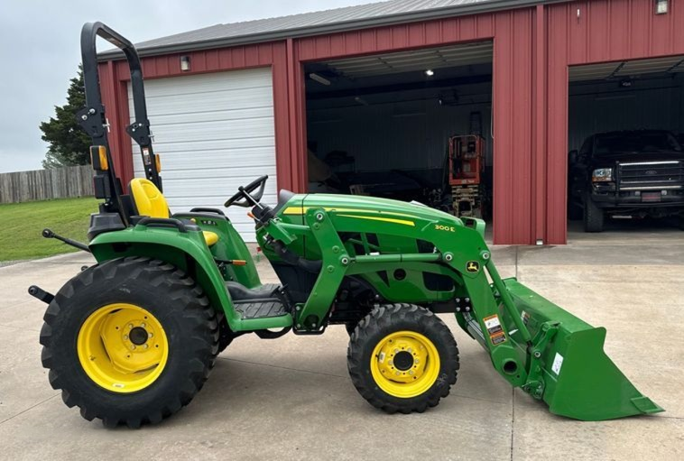 2022 John Deere 3032E MFWD tractor photo 4
