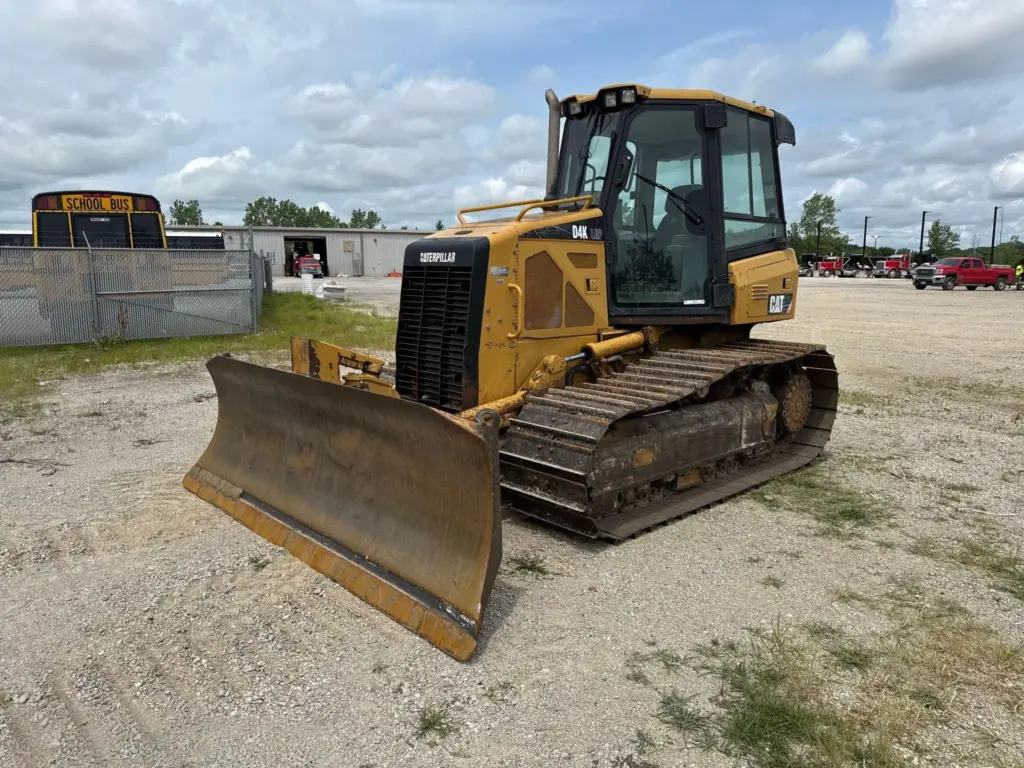 Caterpillar D4K LGP dozer photo 1