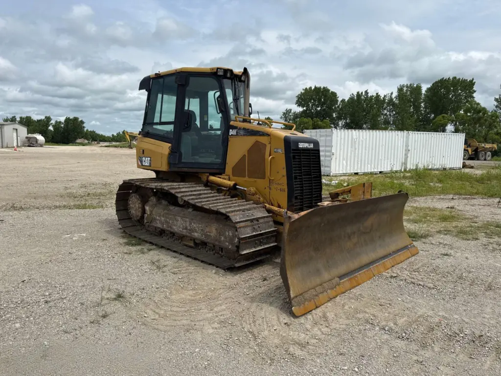 Caterpillar D4K LGP dozer photo 3