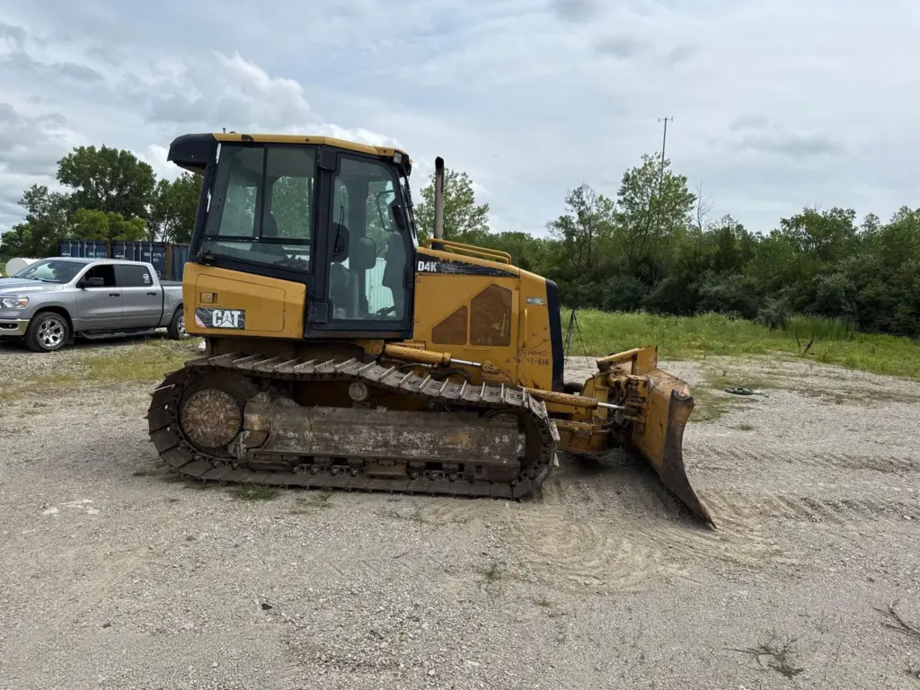 Caterpillar D4K LGP dozer photo 4
