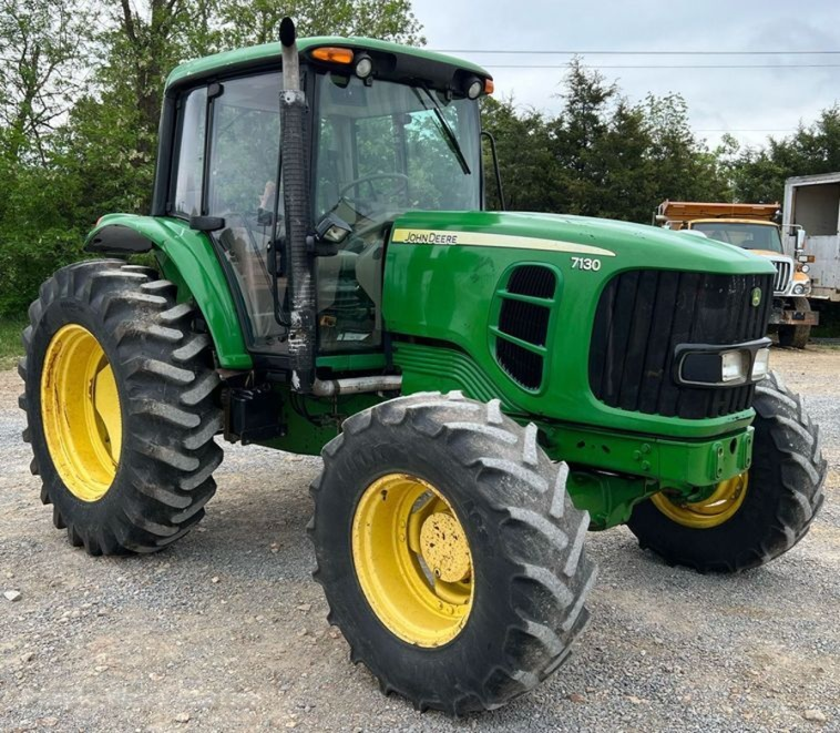 John Deere 7130 MFWD tractor photo 2