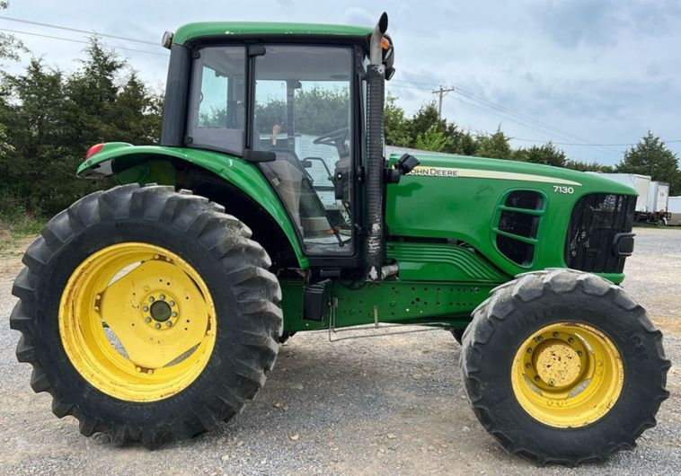 John Deere 7130 MFWD tractor photo 3