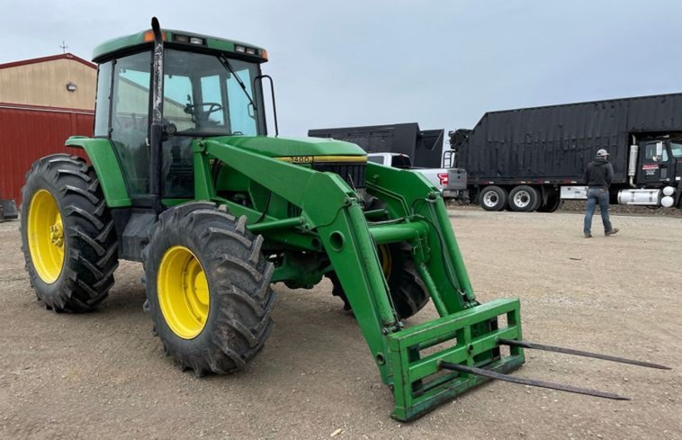 John Deere 7400 tractor photo 3