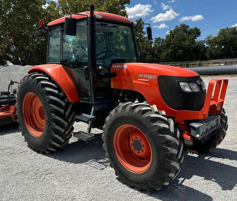 Kubota M108S MFWD tractor photo 3